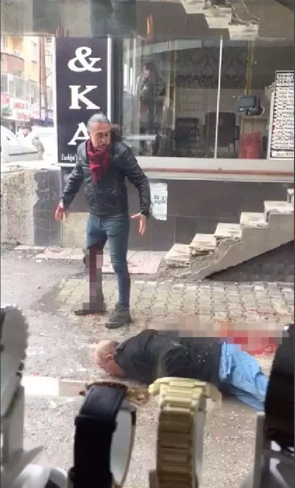 Cadde ortasında tartışan amca ve yeğen, çıkan arbedede birbirlerini bıçakladılar