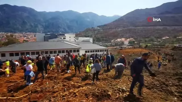 Denizli'den gelen minikler Marmaris'te 500 fidanı toprakla buluşturdu