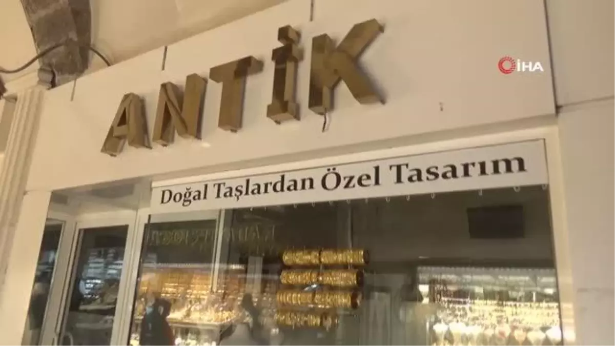 Diyarbakır'da bir kuyumcu sahte bilezikleri tezgaha dizip sırra kadem bastı