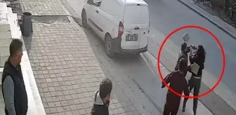 Evli çiftin kıskançlık kavgası kameralarda! Kocasına sinirlenen kadın kaldırım taşı fırlattı