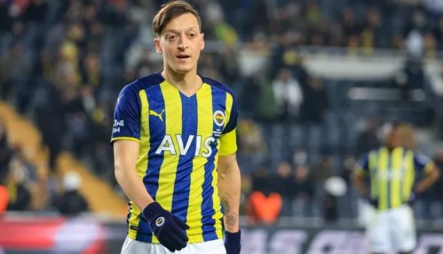 Taraftar "Keşke gelmeseydi" diyecek! Mesut Özil ayrılmak için dünyaları istedi