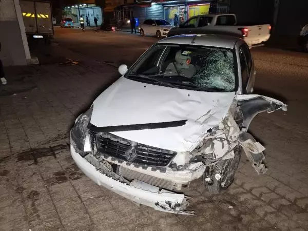 Araba ve motosiklet çarpıştı; 1'i ağır 2 yaralı