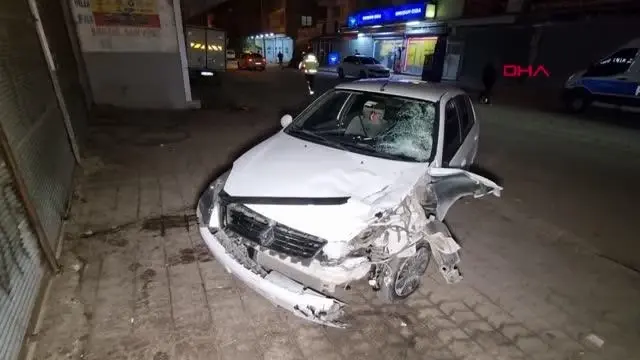 Araba ve motosiklet çarpıştı; 1'i ağır 2 yaralı