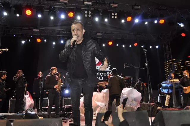 Portakal Çiçeği Karnavalı kapsamında Haluk Levent konser verdi