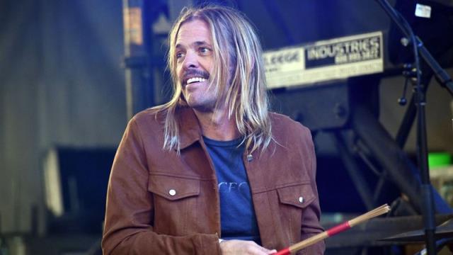 Rock kümesi Foo Fighters'ın davulcusu Taylor Hawkins hayatını kaybetti