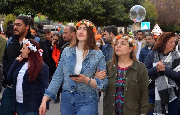 Memleketler arası Adana Portakal Çiçeği Karnavalı'nda açılış gongu çaldı
