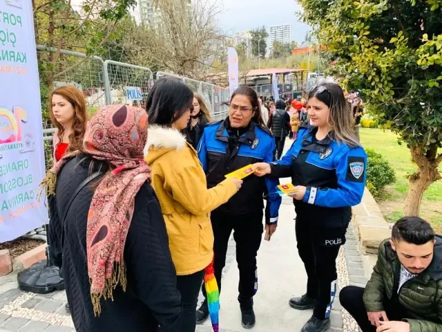 Adana polisi karnavalda vatandaşları suça karşı uyardı