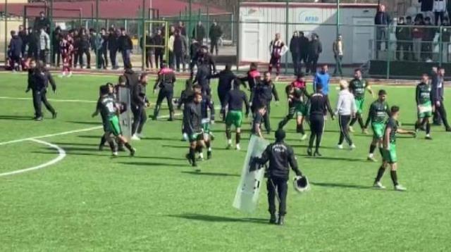 Futbolcular birbirini öldüresiye dövdü! Elazığ'daki maçta 18 kırmızı kart çıktı