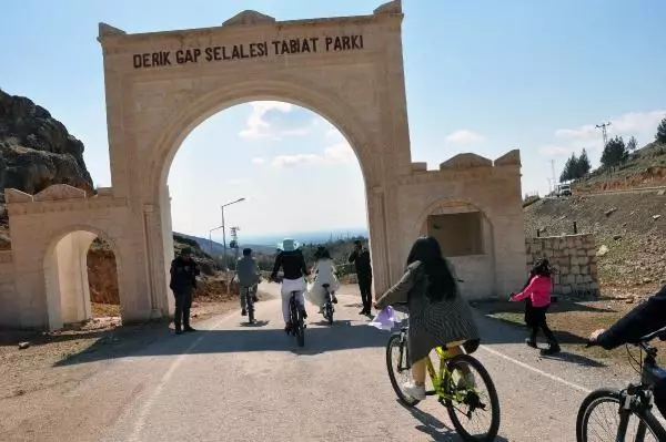 GELİN İLE DAMAT, BİSİKLET KONVOYUYLA NİKAH SALONUNA PEDAL ÇEVİRDİ