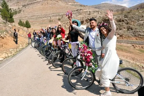 GELİN İLE DAMAT, BİSİKLET KONVOYUYLA NİKAH SALONUNA PEDAL ÇEVİRDİ
