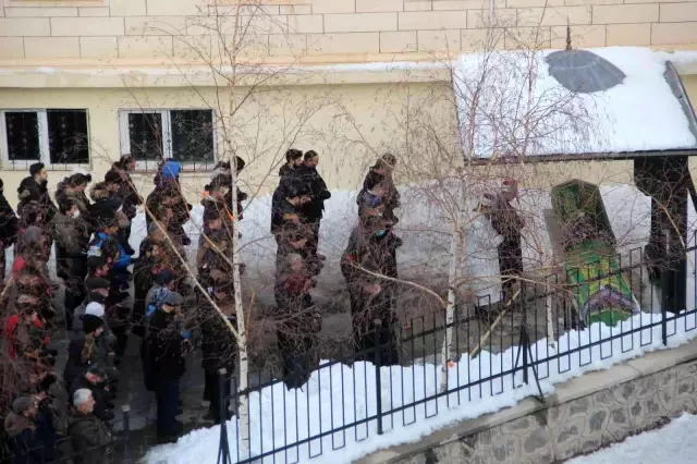 Son dakika... Erzurum'da eski kocası tarafından öldürülen kadın ve kızı son yolculuğuna uğurlandı