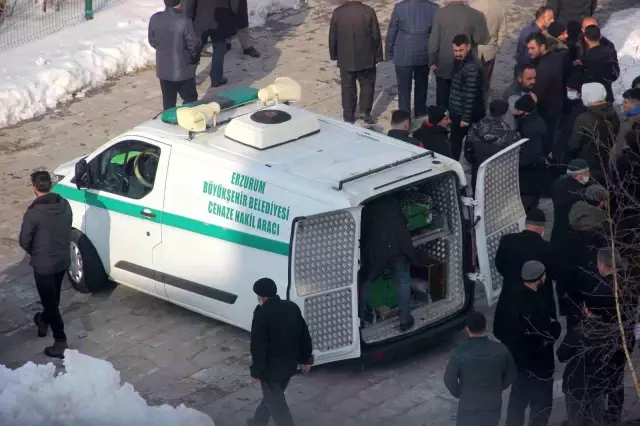 Son dakika... Erzurum'da eski kocası tarafından öldürülen kadın ve kızı son yolculuğuna uğurlandı