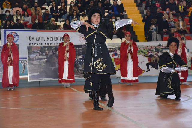 Kars'ta Kulüpler Arası Halk Oyunları Yarışması düzenlendi