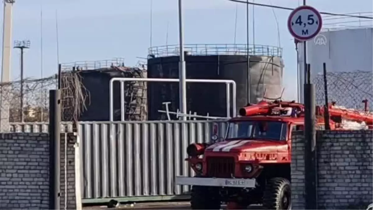 Rusya'nın Lviv kentinde füzelerle vurduğu yakıt deposundaki yangın söndürüldü