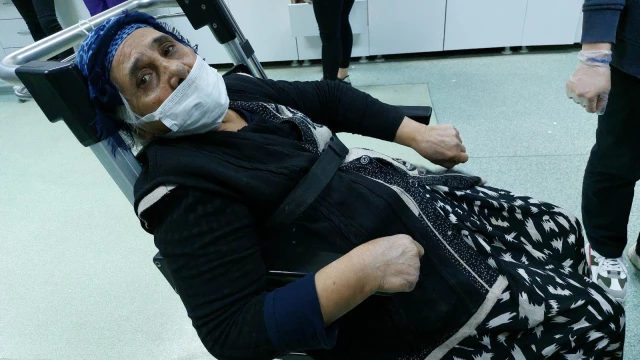 Hastanede eşine refakat eden yaşlı bayan, oğlu tarafından darbedildi
