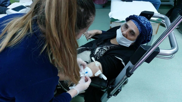 Hastanede eşine refakat eden yaşlı bayan, oğlu tarafından darbedildi