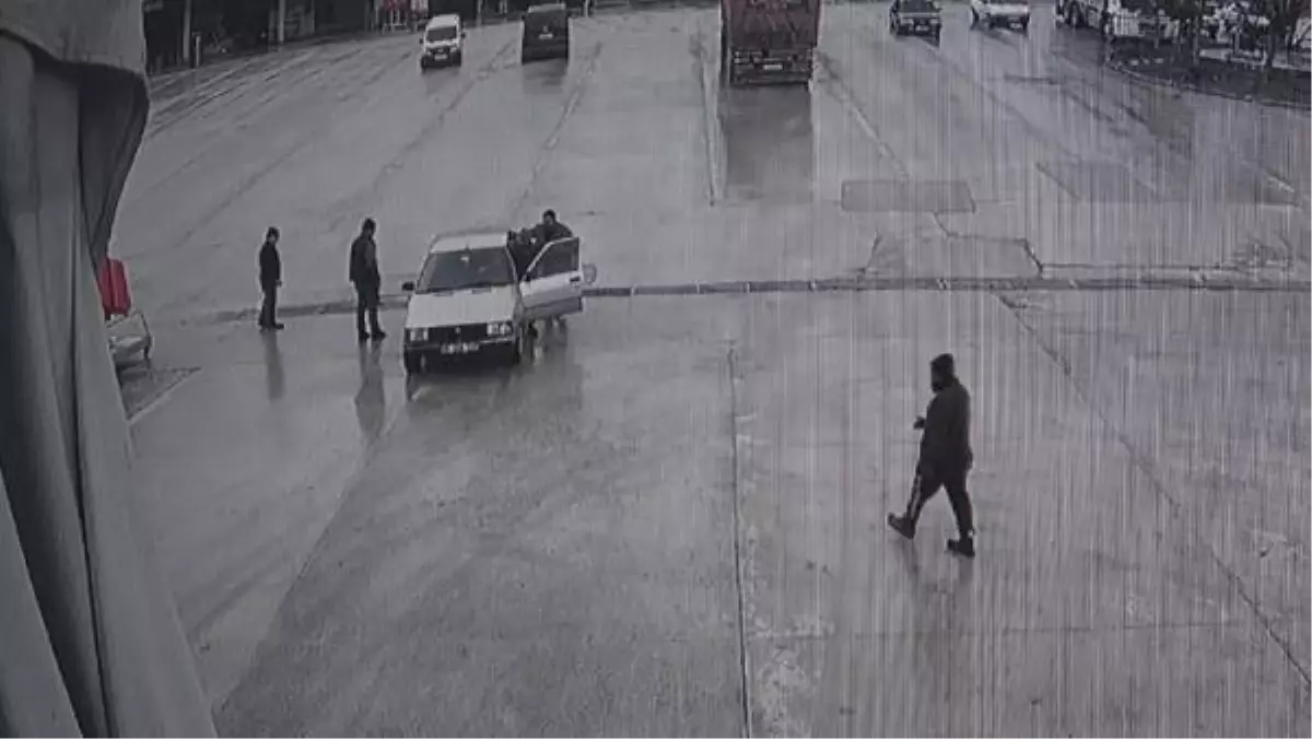 El freni çekilmeyen otomobil iş yerine girdi; o anlar kamerada