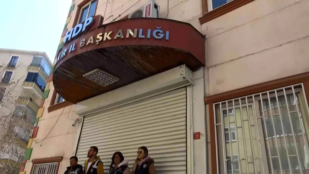 Evlat nöbetindeki babadan, dağdaki gençlere çağrı: 'Terör örgütü PKK'ya mühimmat taşıyacağınıza gelin teslim olun, evinize ekmek taşıyın'