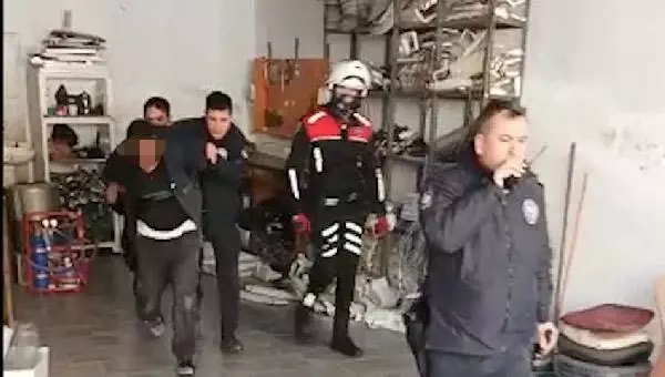 İnşaatta çocuğu taciz ettiği öne sürülen şüpheliye linç girişimi! Polis mahallelinin elinden güç aldı