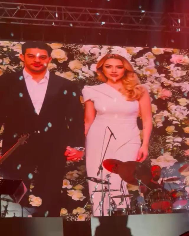 Mehmet Dinçerler'le nişanlanan Hadise, konserinde birinci sefer fotoğraflarını yayınladı