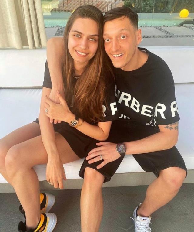 Mesut Özil'in eşi Amine Gülşe, Etiler'de görüntülendi! Lüks cipinin fiyatı ağızları açık bıraktı Mesut Özil'in eşi Amine Gülşe, Etiler'de görüntülendi! Lüks cipinin fiyatı ağızları açık bıraktı