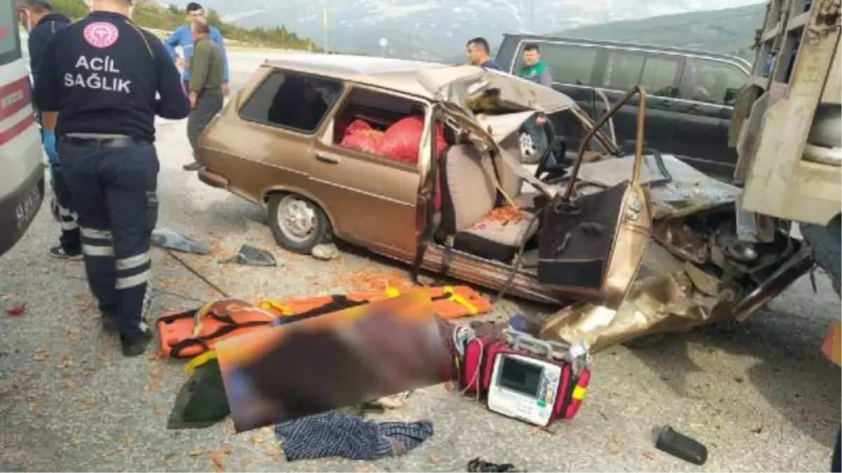 Park halindeki kamyona çarpan otomobildeki karı-kocayı ölüm ayırdı