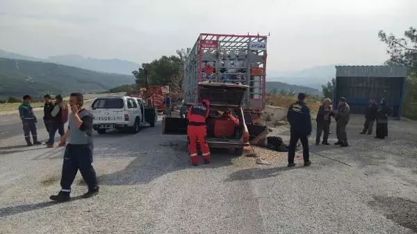 Park halindeki kamyona çarpan arabadaki karı-kocayı vefat ayırdı