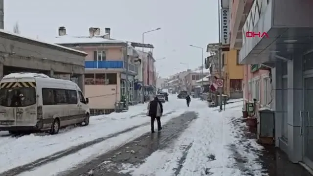 POSOF-ARDAHAN KARAYOLU AĞIR KAR YAĞIŞIYLA TRAFİĞE KAPANDI