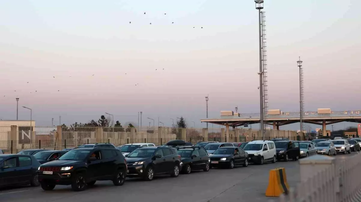 Ramazan alışverişini Edirne'de yapan Bulgarlar, ülkelerine dönüşte uzun araç kuyrukları oluşturdu
