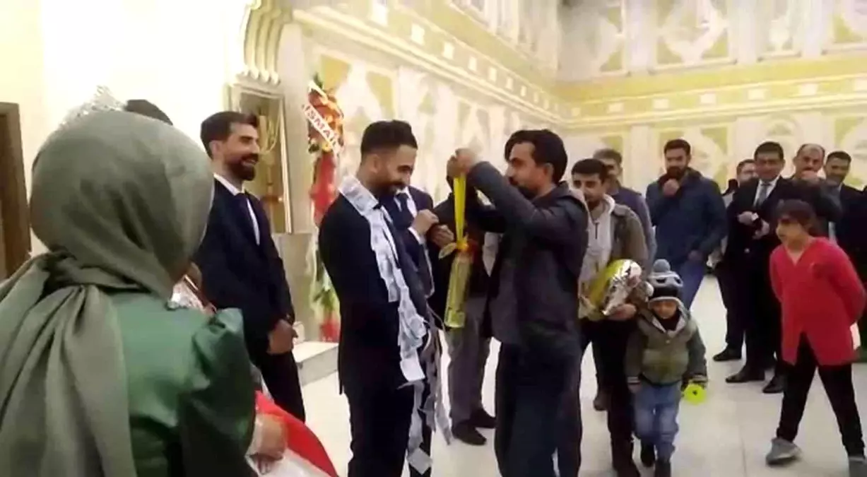 Görenler şaşırıp kaldı! Takı merasiminde damada sıvı yağ ve çay taktılar