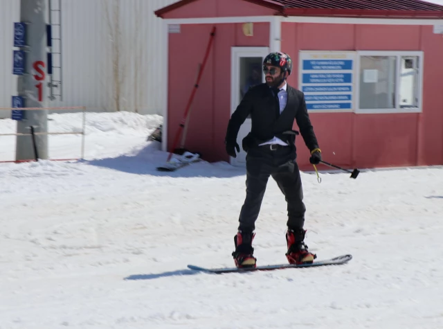 Kadro elbise, kravat ve papyonla Ergan Dağı'nda snowboard keyfi yaptılar