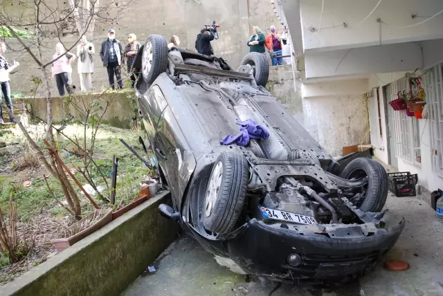 Üsküdar'da rampa çıktığı sırada geri kayarak düşen otomobildeki 1 kişi yaralandı