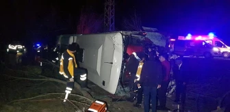 Yolcu otobüsü şarampole devrildi: 2 ölü, 33 yaralı