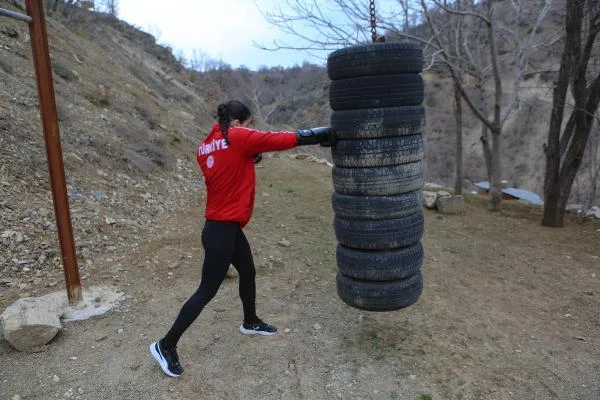 Kickboxing with car tires at the Sports Garden is preparing for the World Cup
