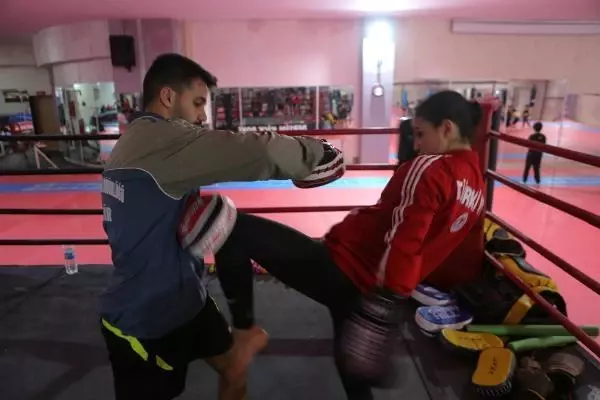 Kickboxing with car tires at the Sports Garden is preparing for the World Cup