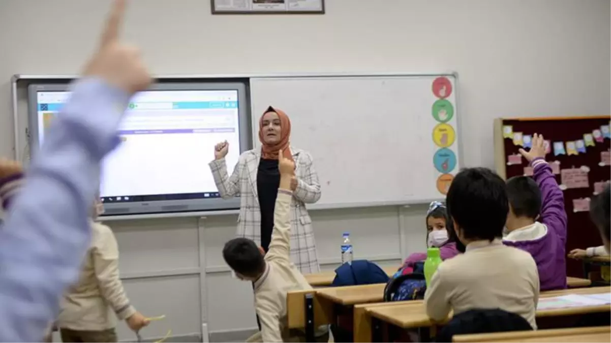 Bakan Özer'den öğretmen adaylarına müjde: 2021 KPSS ataması olacak