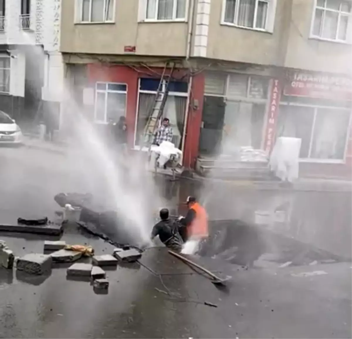 İSKİ'nin çalışması sırasında su borusu patladı... O anlar kamerada