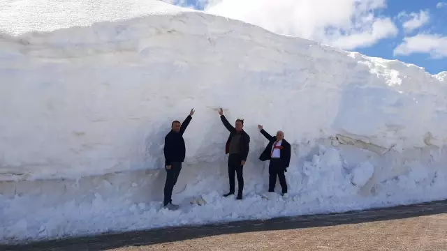 Beyaz örtüyle kaplı Nemrut Dağı'nın yolu açılıyor