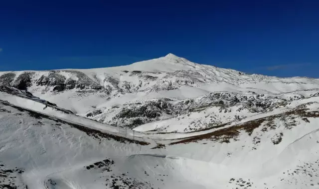 Beyaz örtüyle kaplı Nemrut Dağı'nın yolu açılıyor