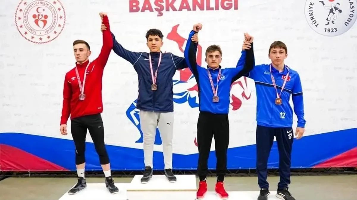 Erzincanlı güreşçilerden birincilik ve üçüncülük derecesi