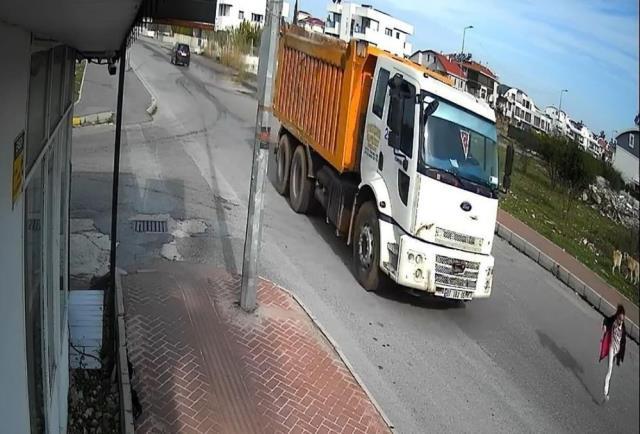 Köpekten kaçarken kamyonun altında kalmıştı! Minik Mahra'nın cenazesi alınırken gözyaşları sel oldu