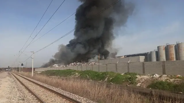 Geri dönüşüm fabrikasında çıkan yangına müdahale ediliyor