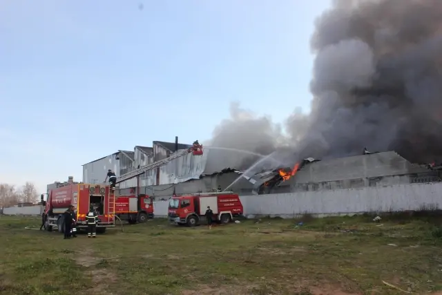 Osmaniye'de geri dönüşüm fabrikasında çıkan yangın denetim altına alındı