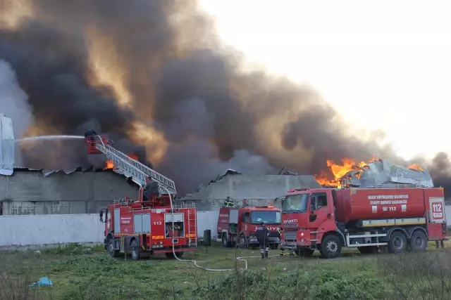 Osmaniye'de geri dönüşüm fabrikasında çıkan yangın denetim altına alındı