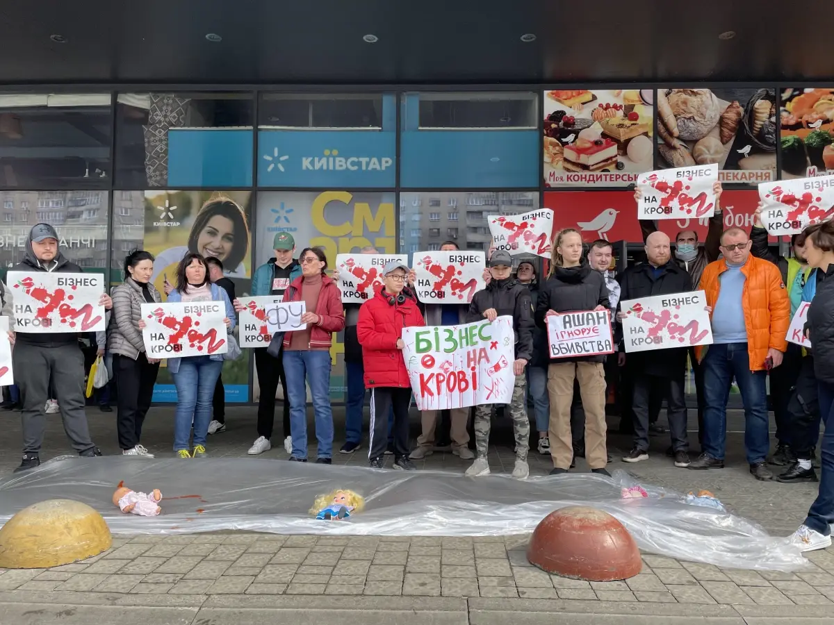 Rusya'daki şubelerini kapatmayan Fransız market zinciri Ukrayna'da protesto edildi