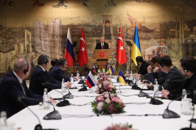 Rusya ve Ukrayna heyetleri, Cumhurbaşkanı Erdoğan'ı ayakta alkışladı