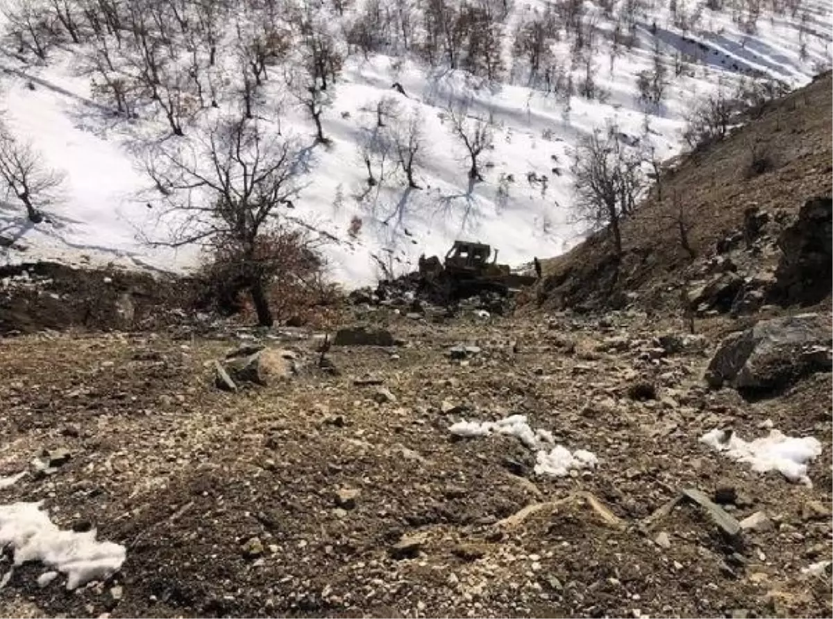 TIR'dan indirilmeye çalışılan iş makinesi tepeden yuvarlandı; operatör öldü