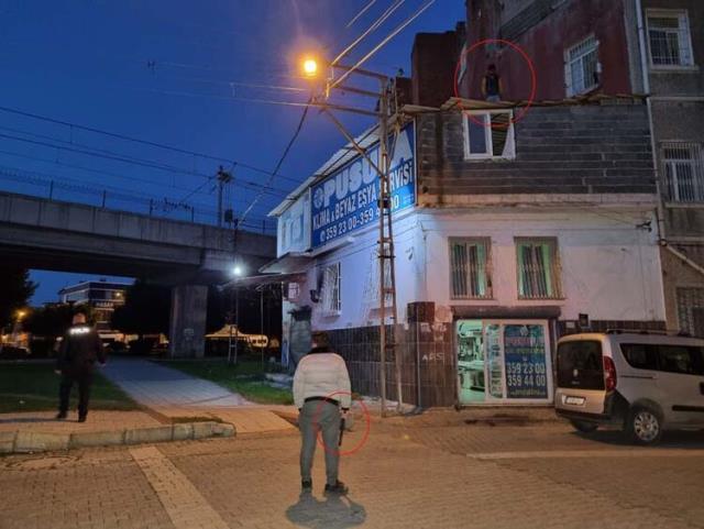 Adana'da çatıda mahsur kalan hırsıza önce yolu gösterdi, ardından sopayla saldırdı Adana'da çatıda mahsur kalan hırsıza önce yolu gösterdi, ardından sopayla saldırdı