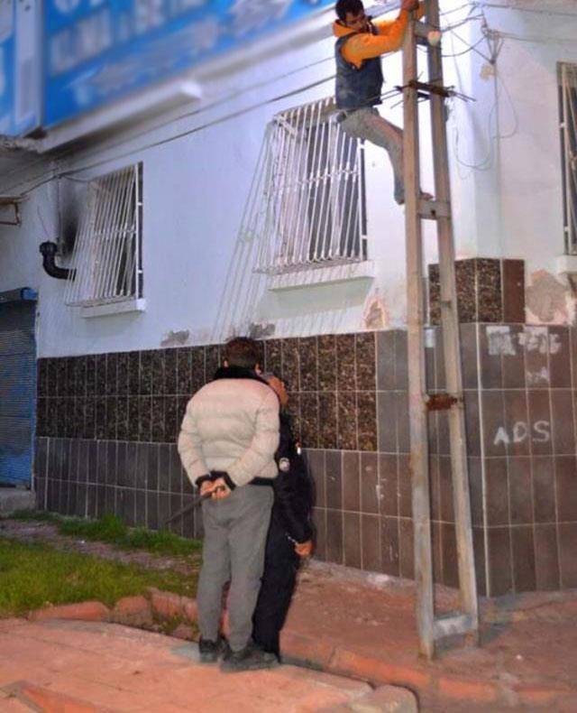 Adana'da çatıda mahsur kalan hırsıza önce yolu gösterdi, ardından sopayla saldırdı Adana'da çatıda mahsur kalan hırsıza önce yolu gösterdi, ardından sopayla saldırdı