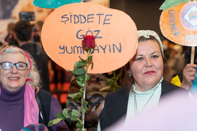 Bergen'in başrolleri, İzmir'de tarım çalışanı bayanlarla sineması izledi